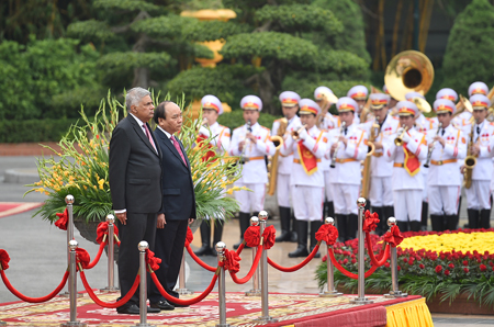 Thủ tướng Nguyễn Xuân Phúc và Thủ tướng Sri Lanka Ranil Wickremesinghe tại Lễ đón chính thức.